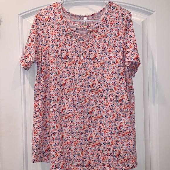 Magic Fit Tops - Short sleeve floral top
